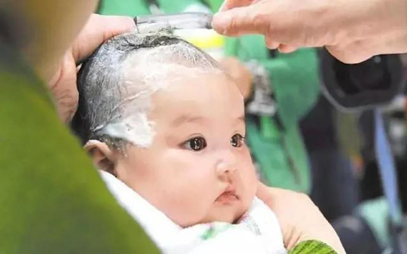 不顧寶媽勸阻！婆婆非要給孫子剃「滿月眉」期望長出好眉形　2個月後全家鬧翻天：孩子最無辜