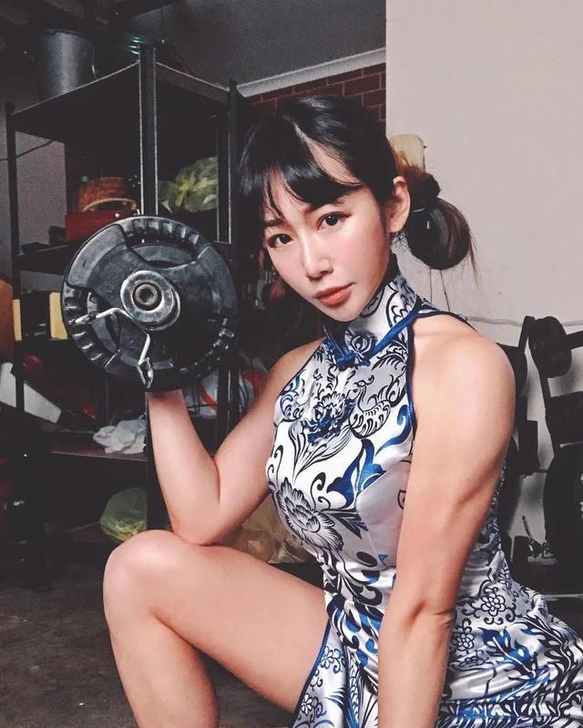 穿高叉旗袍深蹲！90後台灣女老師被甩後「發奮從90斤增重到120斤」　轉身露出 「背部線條」撩到眾人
