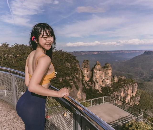 穿高叉旗袍深蹲！90後台灣女老師被甩後「發奮從90斤增重到120斤」　轉身露出 「背部線條」撩到眾人