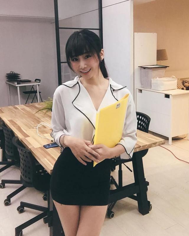 穿高叉旗袍深蹲！90後台灣女老師被甩後「發奮從90斤增重到120斤」　轉身露出 「背部線條」撩到眾人