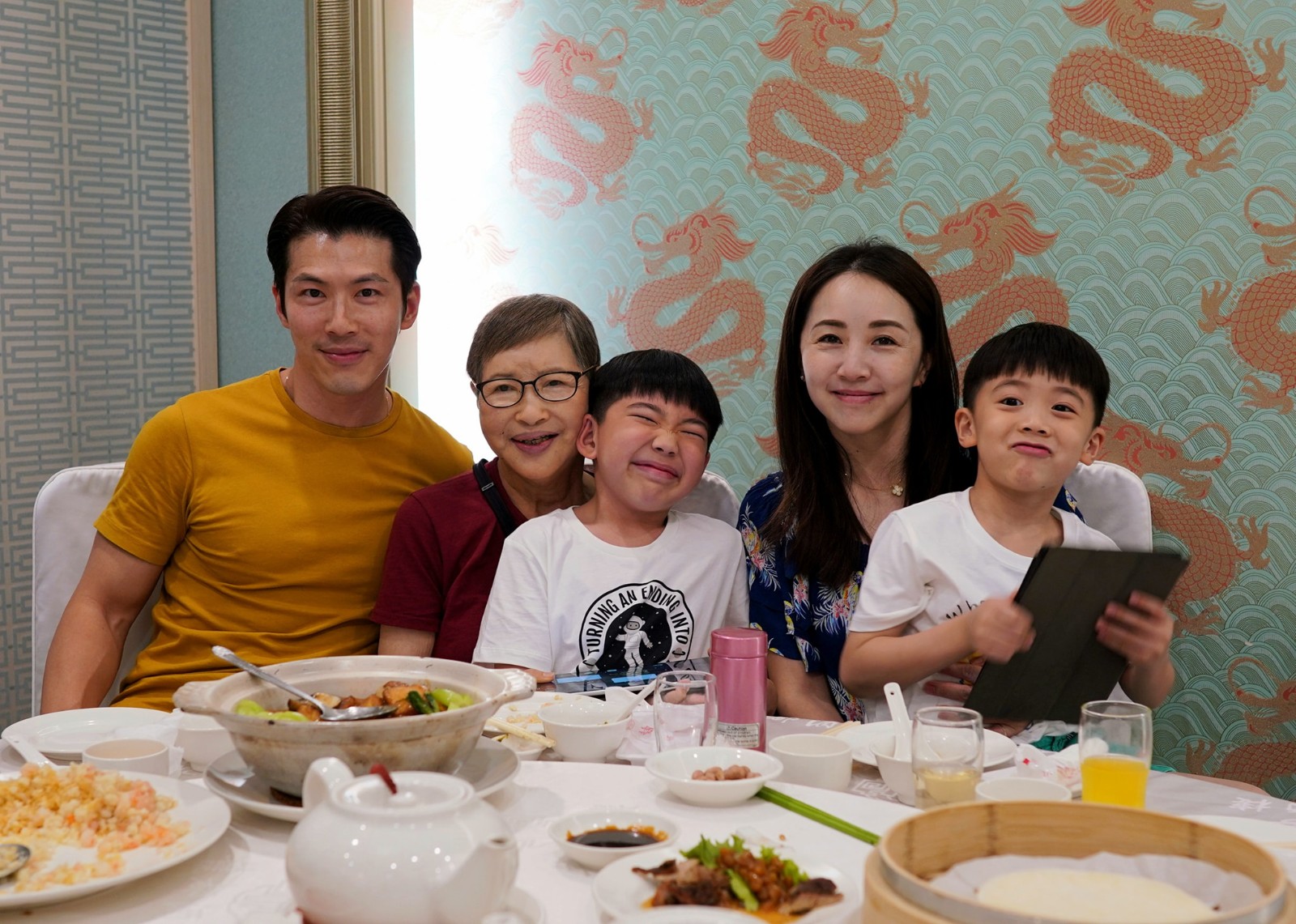 賺的拿來寵妻小！黃少祺「大手筆豪發6位數」給愛妻：犒賞她最辛苦　「厚厚一疊送2兒」笑喊全存進戶頭