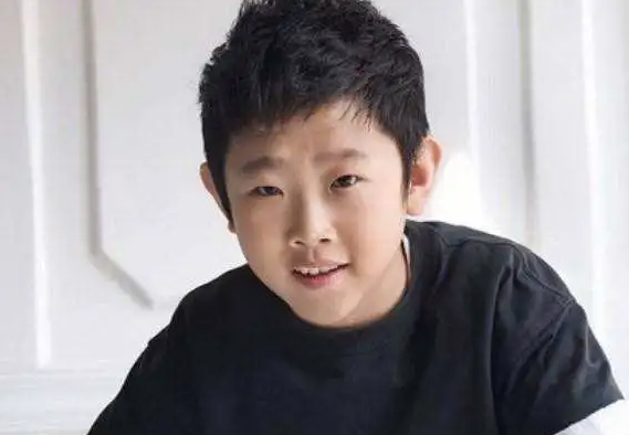 9歲停止發育！38歲男星「身高不到160公分」　與妻合照「被誤認成母子」現況大逆襲