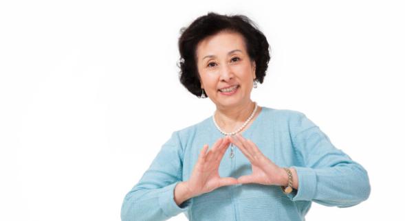 為家庭付出一生「退休後終於能好好打扮」卻被酸言酸語　60歲阿姨感慨「不合群讓我更幸福」不再與人往來