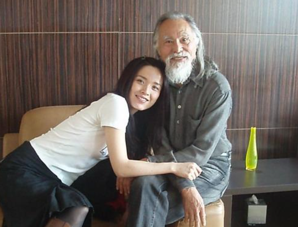 一家人都是「凍齡精」！84歲老翁健身變帥氣型男　妻子大長腿「52歲女兒更狂」：說20歲我都信