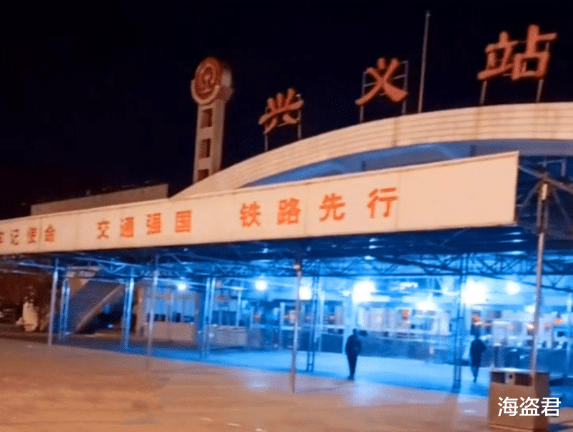 4個農民工AA吃烤魚！其中一男子嫌貴「在旁默默喝水看他們吃」　尷尬神情令網動容：好心酸