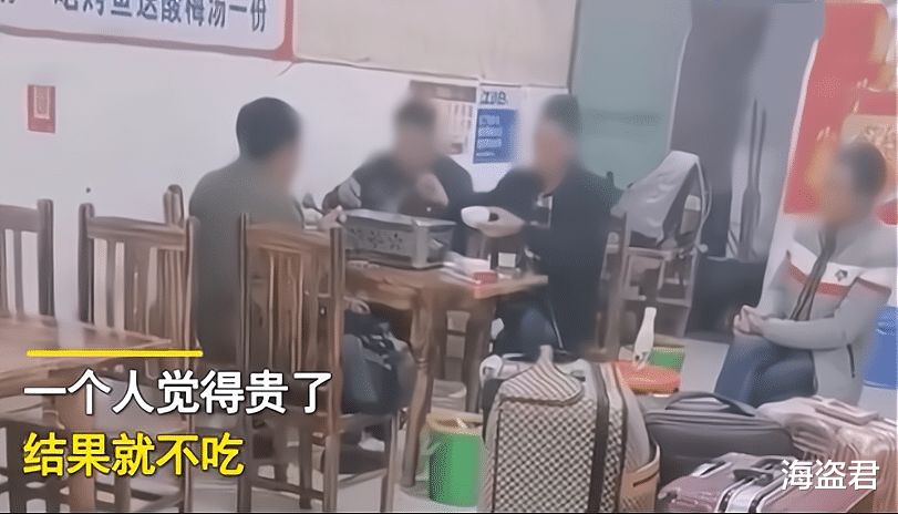 4個農民工AA吃烤魚！其中一男子嫌貴「在旁默默喝水看他們吃」　尷尬神情令網動容：好心酸