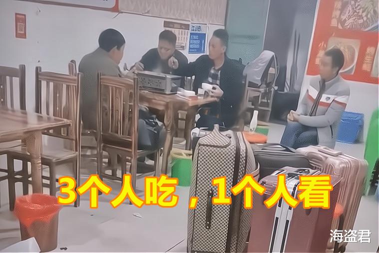 4個農民工AA吃烤魚！其中一男子嫌貴「在旁默默喝水看他們吃」　尷尬神情令網動容：好心酸