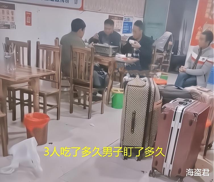 4個農民工AA吃烤魚！其中一男子嫌貴「在旁默默喝水看他們吃」　尷尬神情令網動容：好心酸