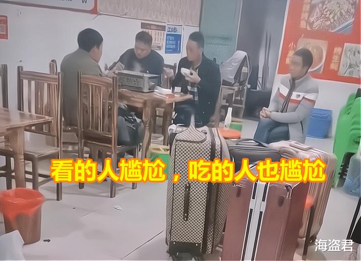 4個農民工AA吃烤魚！其中一男子嫌貴「在旁默默喝水看他們吃」　尷尬神情令網動容：好心酸