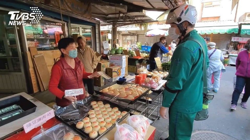 年前忙翻天！郵差不小心「撞翻一大盤餅」滿心誠意領錢賠　趕回來才知「陌生人默默送暖」網讚：太感人！