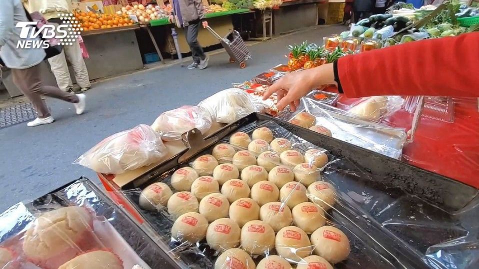 年前忙翻天！郵差不小心「撞翻一大盤餅」滿心誠意領錢賠　趕回來才知「陌生人默默送暖」網讚：太感人！