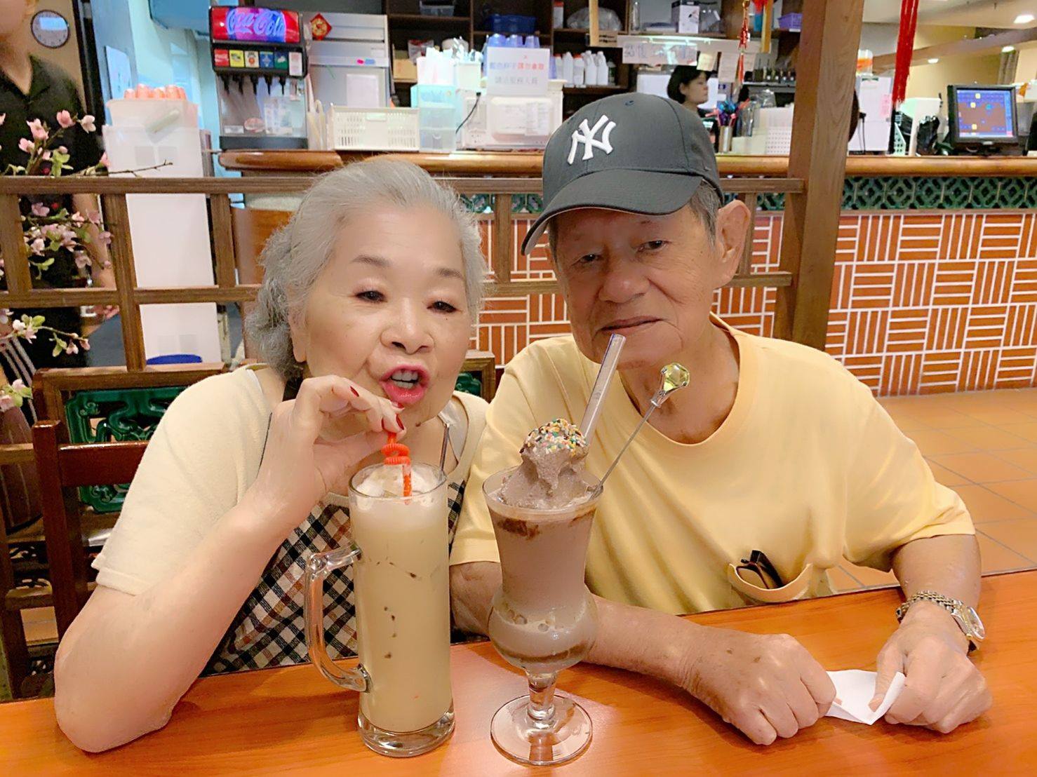 素珠與初戀夫牽手62年！被老公寵一甲子：「私下是溫柔小女人」　如今當阿祖「5曾孫相伴」收斂脾氣