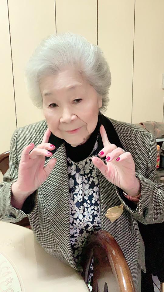 素珠與初戀夫牽手62年！被老公寵一甲子：「私下是溫柔小女人」　如今當阿祖「5曾孫相伴」收斂脾氣
