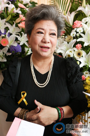 太傻了！75歲資深女星「每次匯百萬」資助導演老公　對方最終「在泰國爽娶小三」：我卻生病了