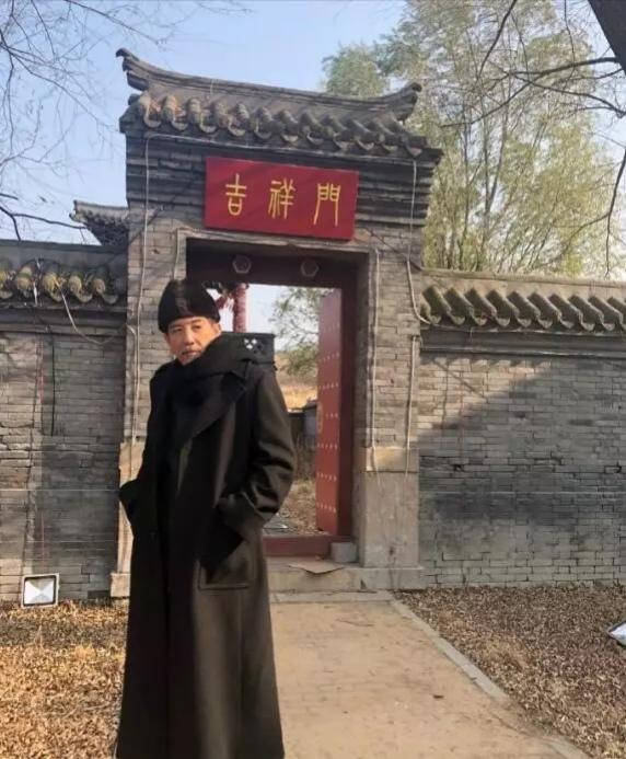74歲秦漢近況曝光！氣質不變「留著花白鬍子」如翩翩貴公子　與林青霞分手後單身至今