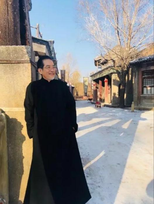 74歲秦漢近況曝光！氣質不變「留著花白鬍子」如翩翩貴公子　與林青霞分手後單身至今