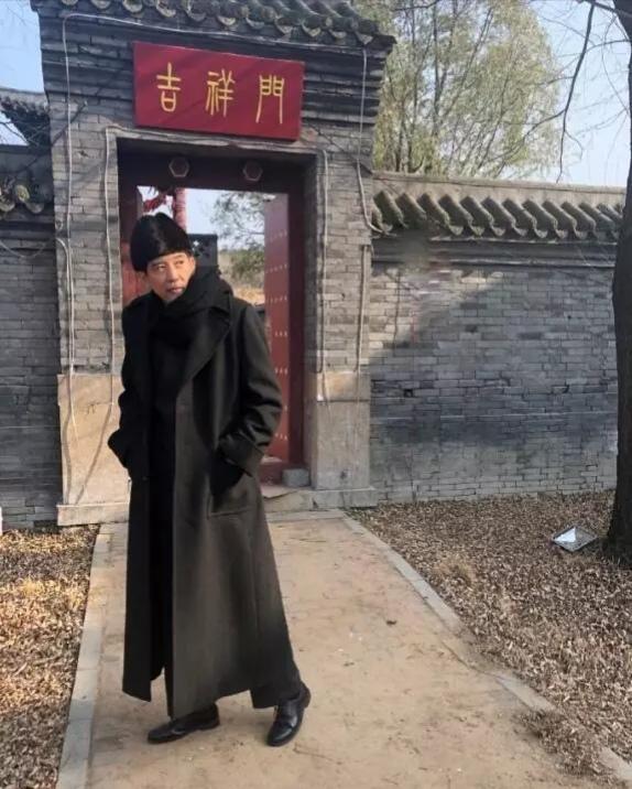 74歲秦漢近況曝光！氣質不變「留著花白鬍子」如翩翩貴公子　與林青霞分手後單身至今
