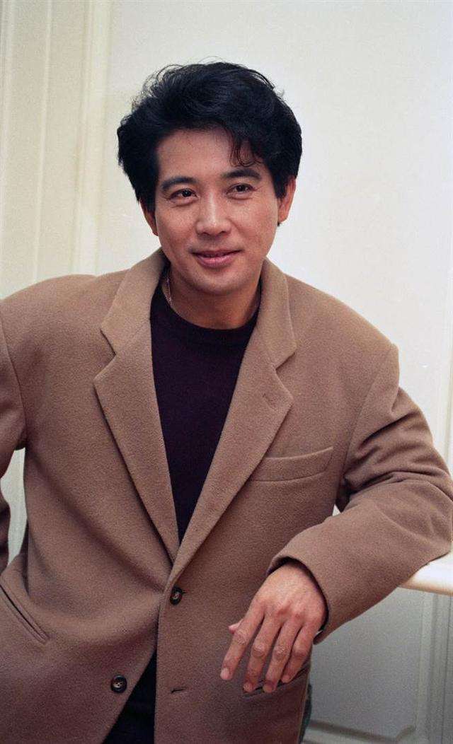 74歲秦漢近況曝光！氣質不變「留著花白鬍子」如翩翩貴公子　與林青霞分手後單身至今