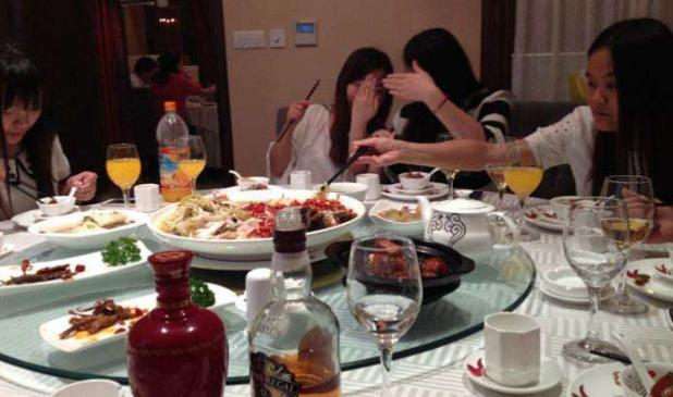 同學聚會餐費4萬！大家集體裝醉　服務員一句話「大家紛紛掏錢」：真是高明啊