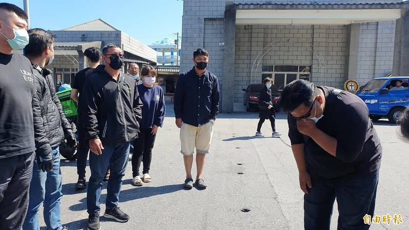 成家生子夢碎！模範外送員「車上貼努力賺錢」拚生計卻喪命　暖心同業「號召龐大車隊」含淚送行：像失去家人