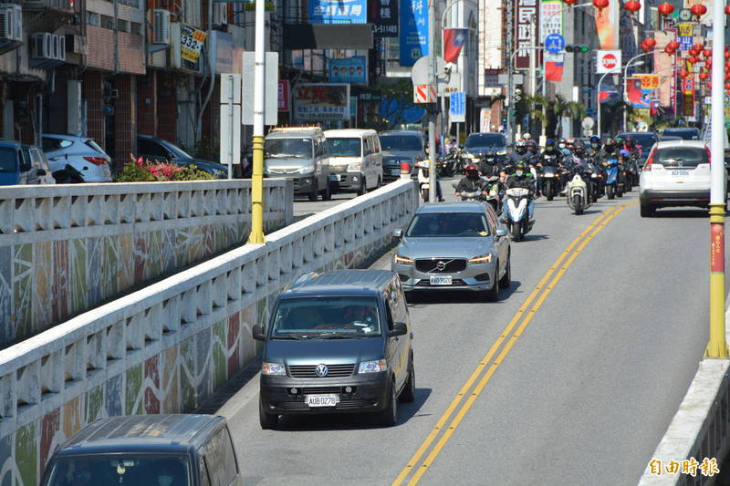 成家生子夢碎！模範外送員「車上貼努力賺錢」拚生計卻喪命　暖心同業「號召龐大車隊」含淚送行：像失去家人