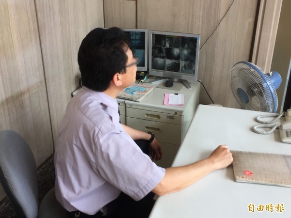 夜班保全打電動提神！住戶檢舉「哪個工作會同意」：管理費都白繳　網友反吐槽「一面倒支持」