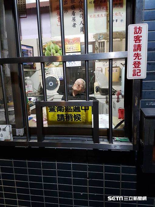 夜班保全打電動提神！住戶檢舉「哪個工作會同意」：管理費都白繳　網友反吐槽「一面倒支持」