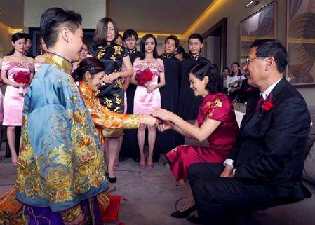 30歲大侄子結婚！16歲叔叔婚禮現場接受「跪拜大禮」　下秒「一動作回應」笑翻在場賓客
