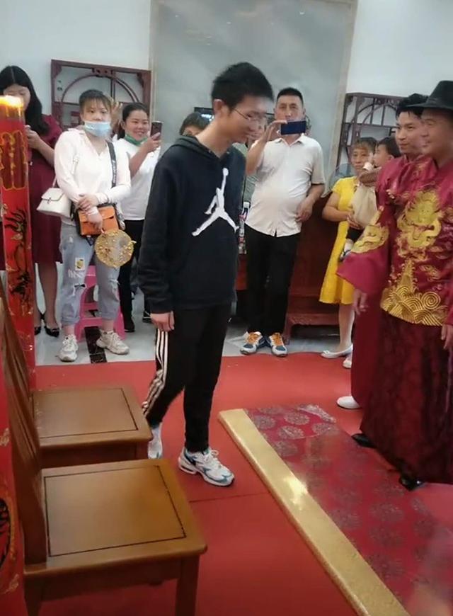 30歲大侄子結婚！16歲叔叔婚禮現場接受「跪拜大禮」　下秒「一動作回應」笑翻在場賓客