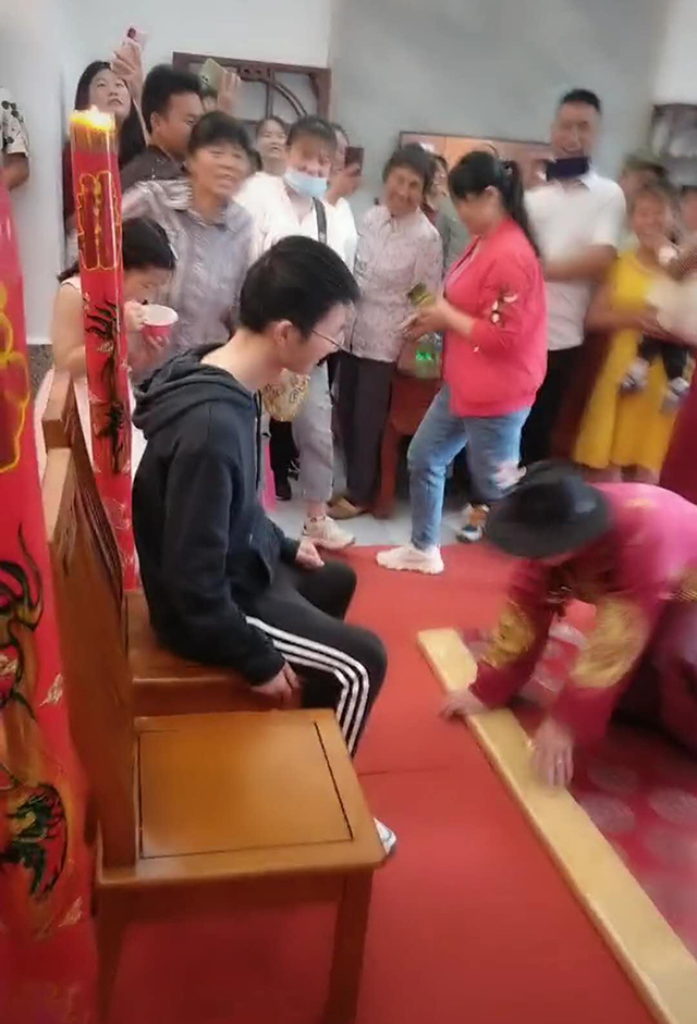 30歲大侄子結婚！16歲叔叔婚禮現場接受「跪拜大禮」　下秒「一動作回應」笑翻在場賓客