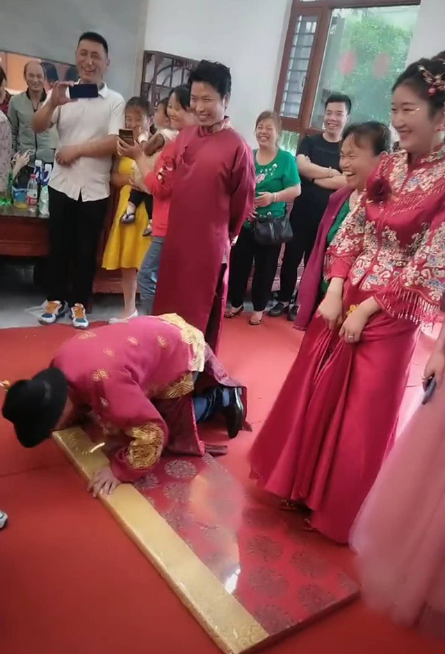 30歲大侄子結婚！16歲叔叔婚禮現場接受「跪拜大禮」　下秒「一動作回應」笑翻在場賓客