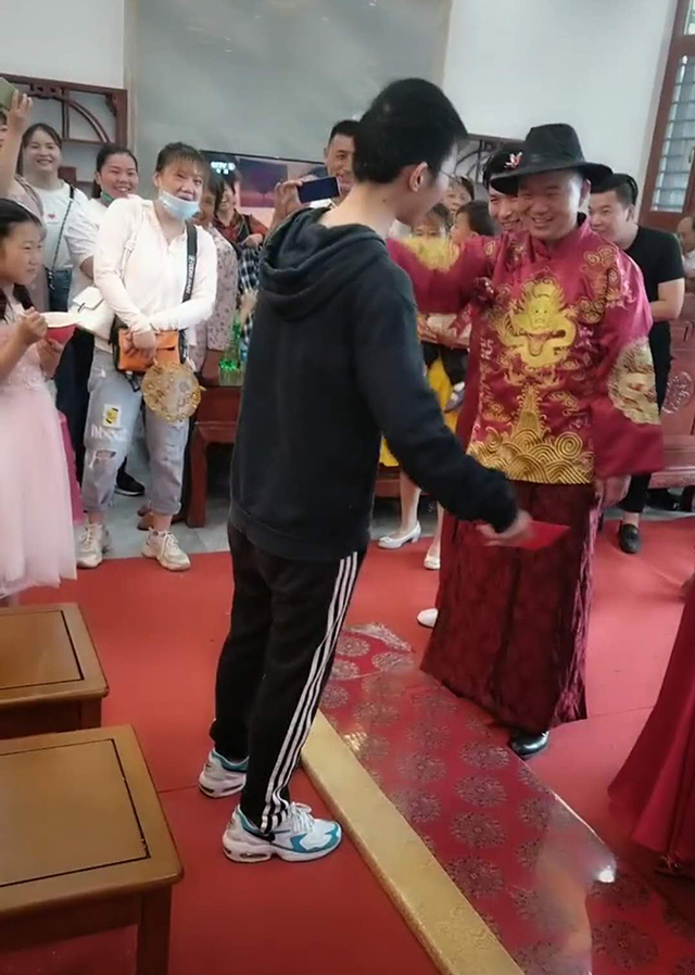 30歲大侄子結婚！16歲叔叔婚禮現場接受「跪拜大禮」　下秒「一動作回應」笑翻在場賓客