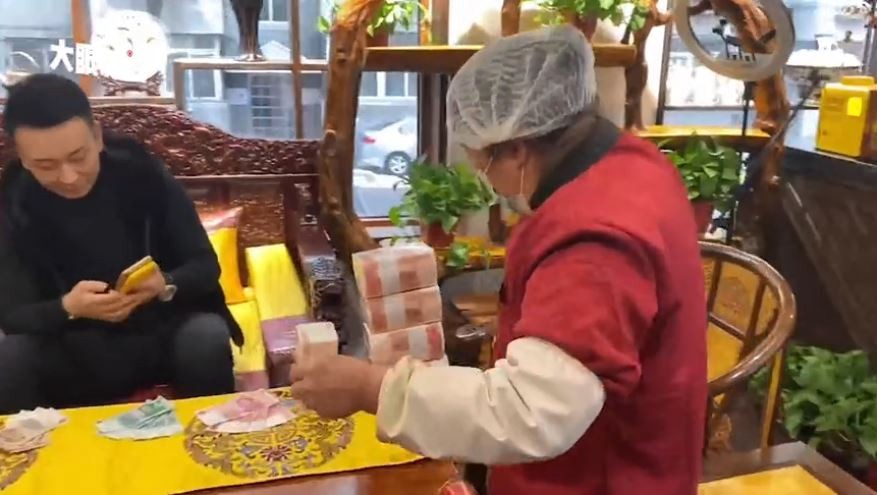 獎金自己賺！清潔員阿姨尾牙「玩遊戲抱走170萬獎金」　老闆臉綠「隔天早上換人打掃」：整年白做了