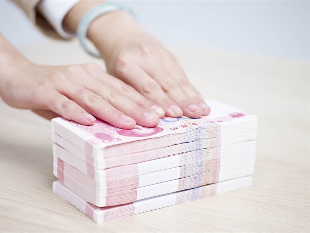 獎金自己賺！清潔員阿姨尾牙「玩遊戲抱走170萬獎金」　老闆臉綠「隔天早上換人打掃」：整年白做了