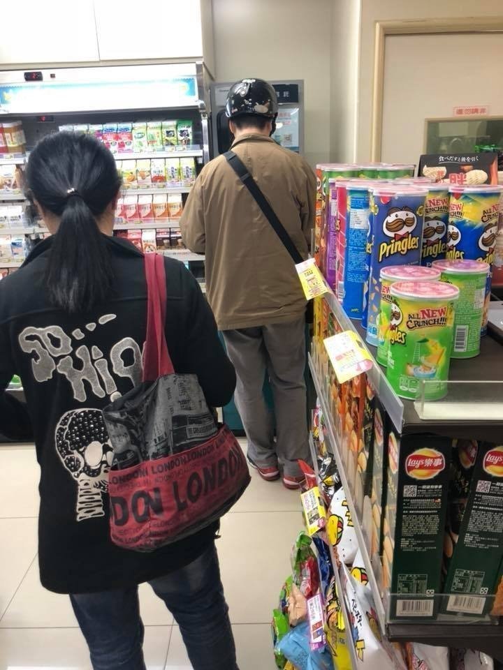 超商領錢忘記拿！後方女房仲看到「伸手拿走」被抓到　見笑轉生氣喊「為什麼要還」：還造成我困擾
