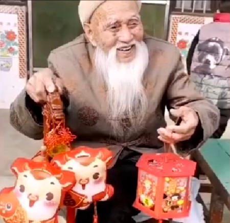 90歲弟弟給106歲哥哥拜年！等著磕頭的小朋友「排成排」　五世同堂畫面「令全網羨慕」