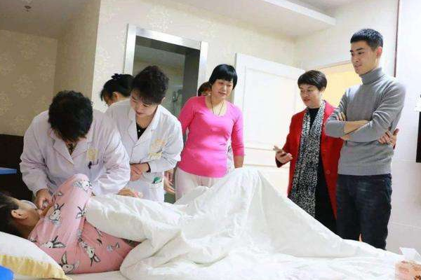 寶寶出生才7天！產婦一直「跟他說話」一刻也不停　全家都笑她「婆婆卻看出不太對」