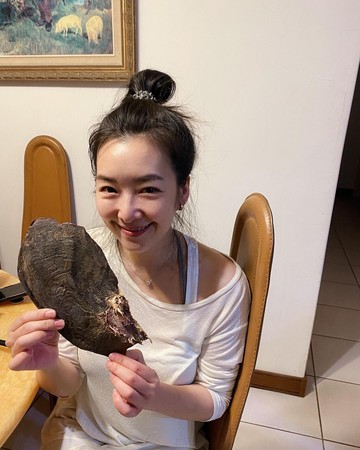 團圓菜必吃！女星曬客家媳婦「年菜黑黑一大塊」：猜猜是什麼　識貨網友驚喊「珍貴又難買」：只有過年能吃到