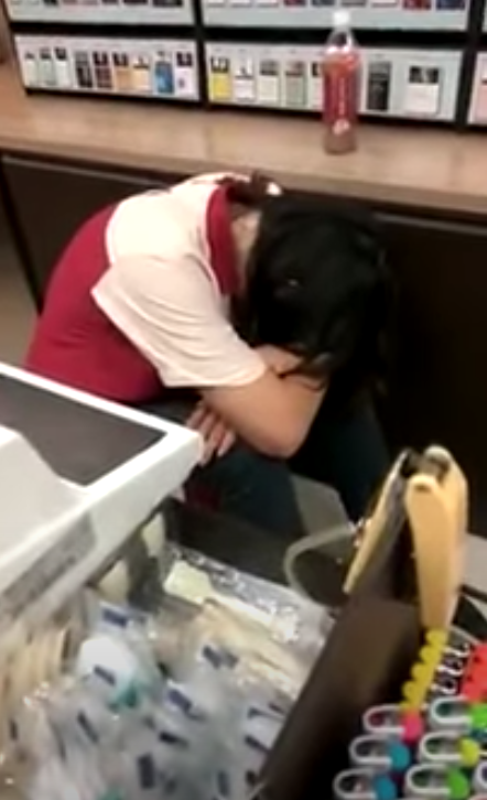 同事翹班去嗨！大夜員工「怒鎖門拒幫頂班」　門貼公告「順便抱怨慣老闆」嗆：要爛一起爛