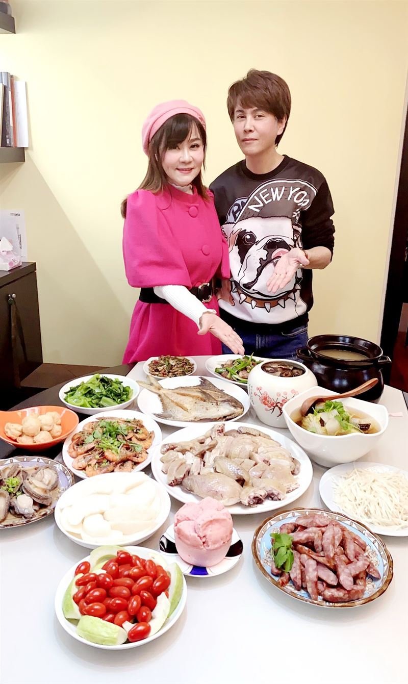 豪發60個紅包！龍千玉「大兒子驚喜露面」奉五位數大紅包　「睽違6年終團圓」畫面好溫馨