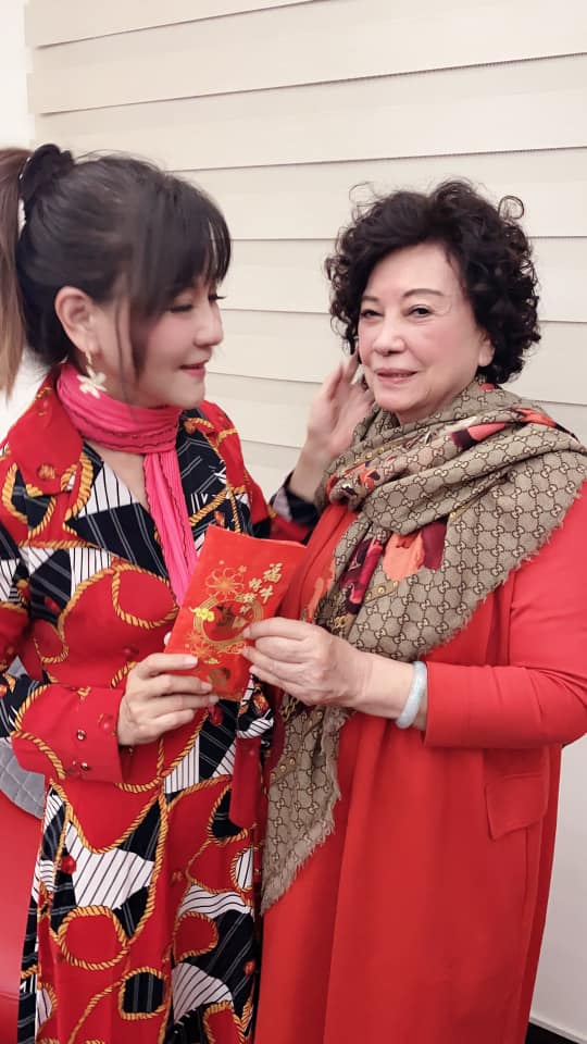 豪發60個紅包！龍千玉「大兒子驚喜露面」奉五位數大紅包　「睽違6年終團圓」畫面好溫馨