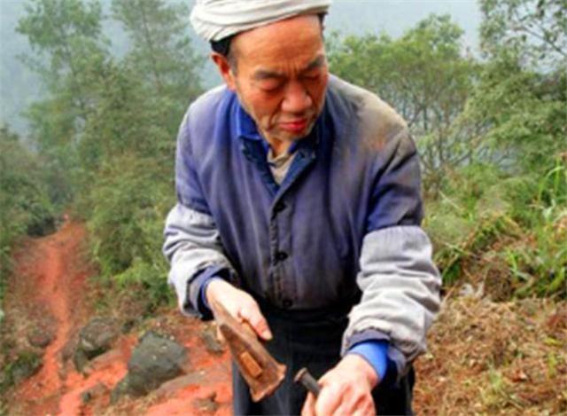 完美愛情？21歲少年「帶31歲寡婦」私奔到深山　花50年為愛妻築「天梯」被發現後卻飽受質疑