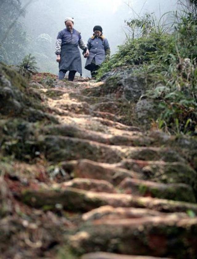 完美愛情？21歲少年「帶31歲寡婦」私奔到深山　花50年為愛妻築「天梯」被發現後卻飽受質疑