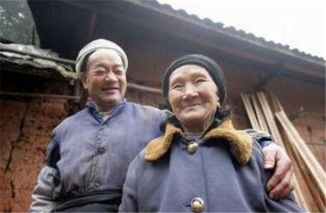 完美愛情？21歲少年「帶31歲寡婦」私奔到深山　花50年為愛妻築「天梯」被發現後卻飽受質疑