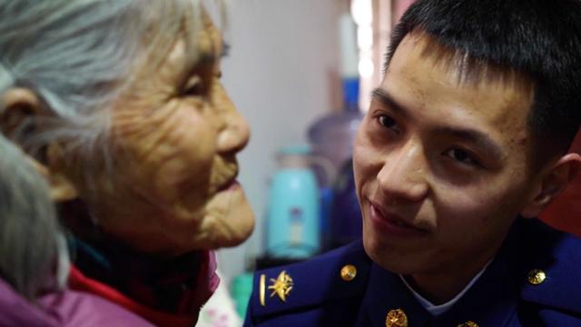 相差61歲婚紗照！24歲消防員帥男「揪85歲老奶奶拍婚紗」爆紅　含淚曝「給我第2次生命」感動全網