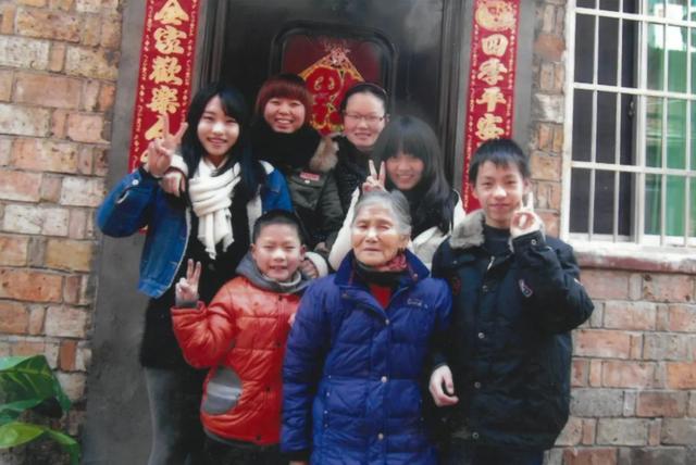 相差61歲婚紗照！24歲消防員帥男「揪85歲老奶奶拍婚紗」爆紅　含淚曝「給我第2次生命」感動全網