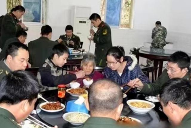 相差61歲婚紗照！24歲消防員帥男「揪85歲老奶奶拍婚紗」爆紅　含淚曝「給我第2次生命」感動全網