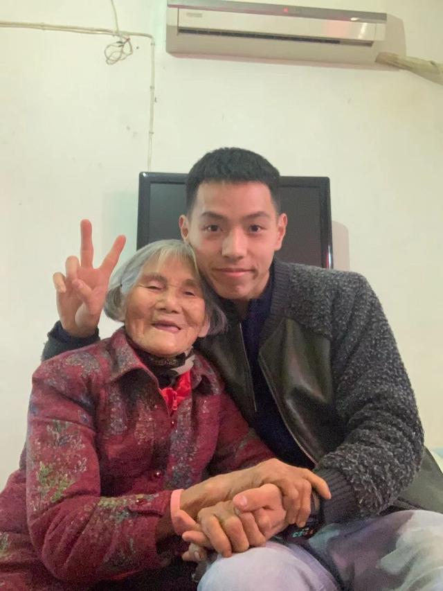 相差61歲婚紗照！24歲消防員帥男「揪85歲老奶奶拍婚紗」爆紅　含淚曝「給我第2次生命」感動全網