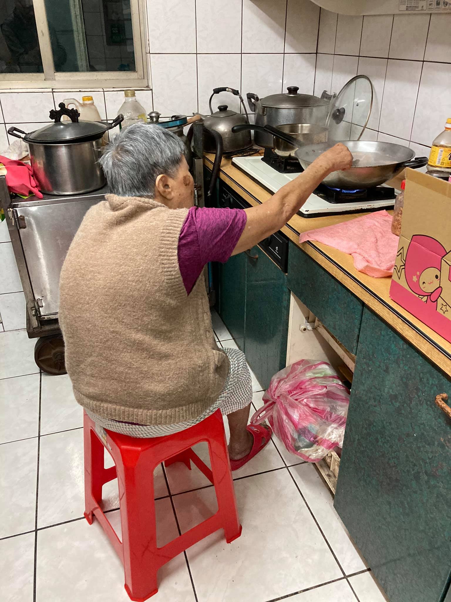 為兒進廚房！90歲老母「過年親做手路菜」駝背守爐　端出來上桌「一堆人沒看過」網驚：超稀有