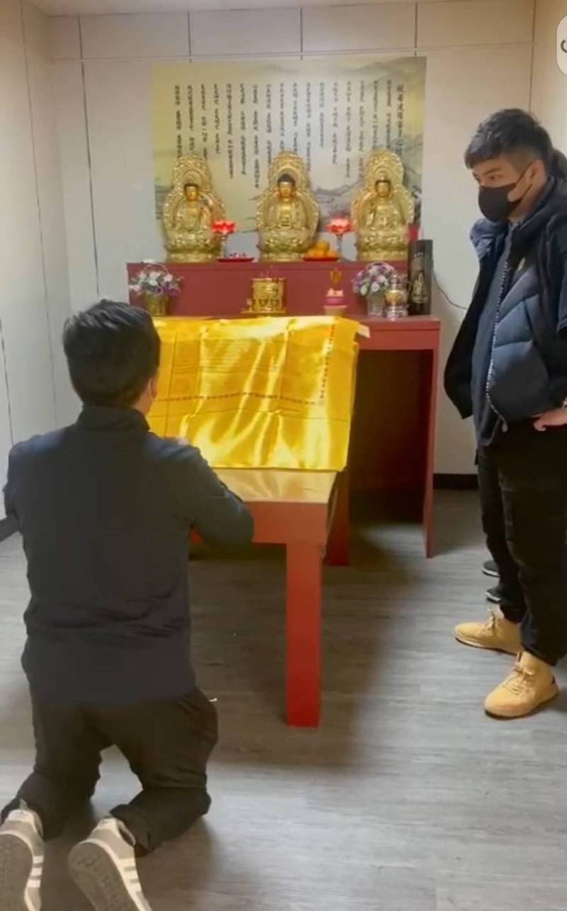 才跪靈堂道歉！雲林男被曝「根本沒有丟工作」　遭起底「公司是老婆的」網轟：自導自演？